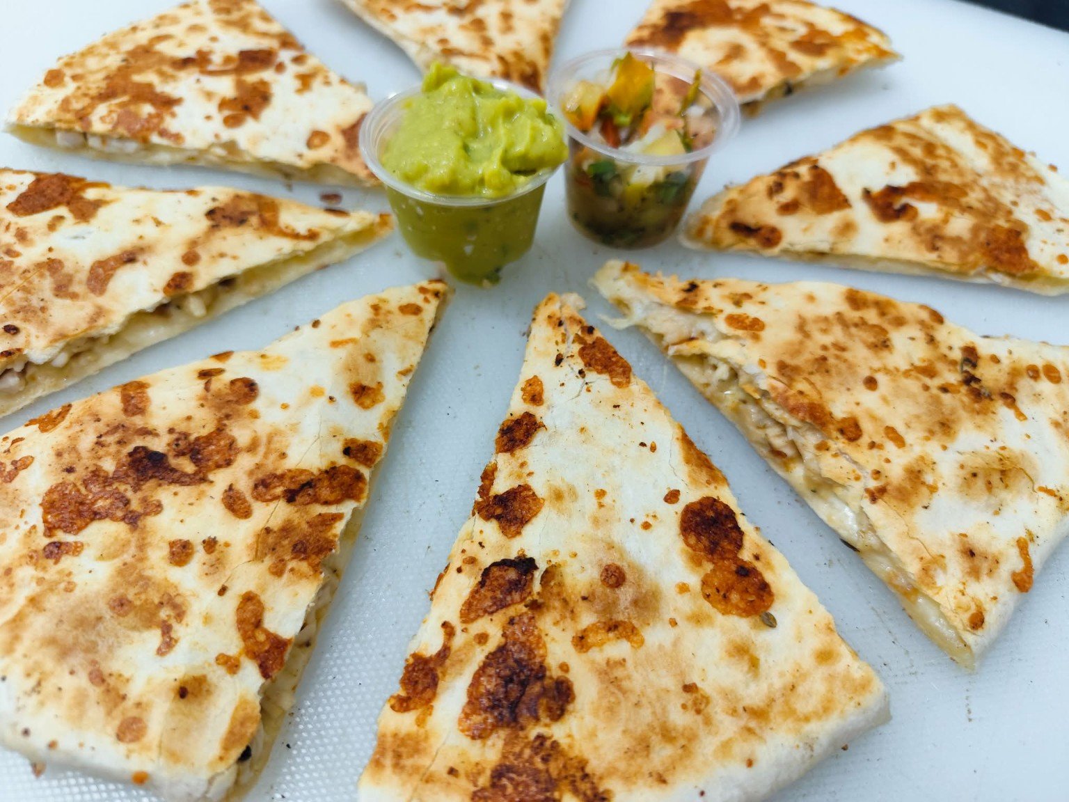 Pizzadilla O’Panam avec guacamole et pico de gallo